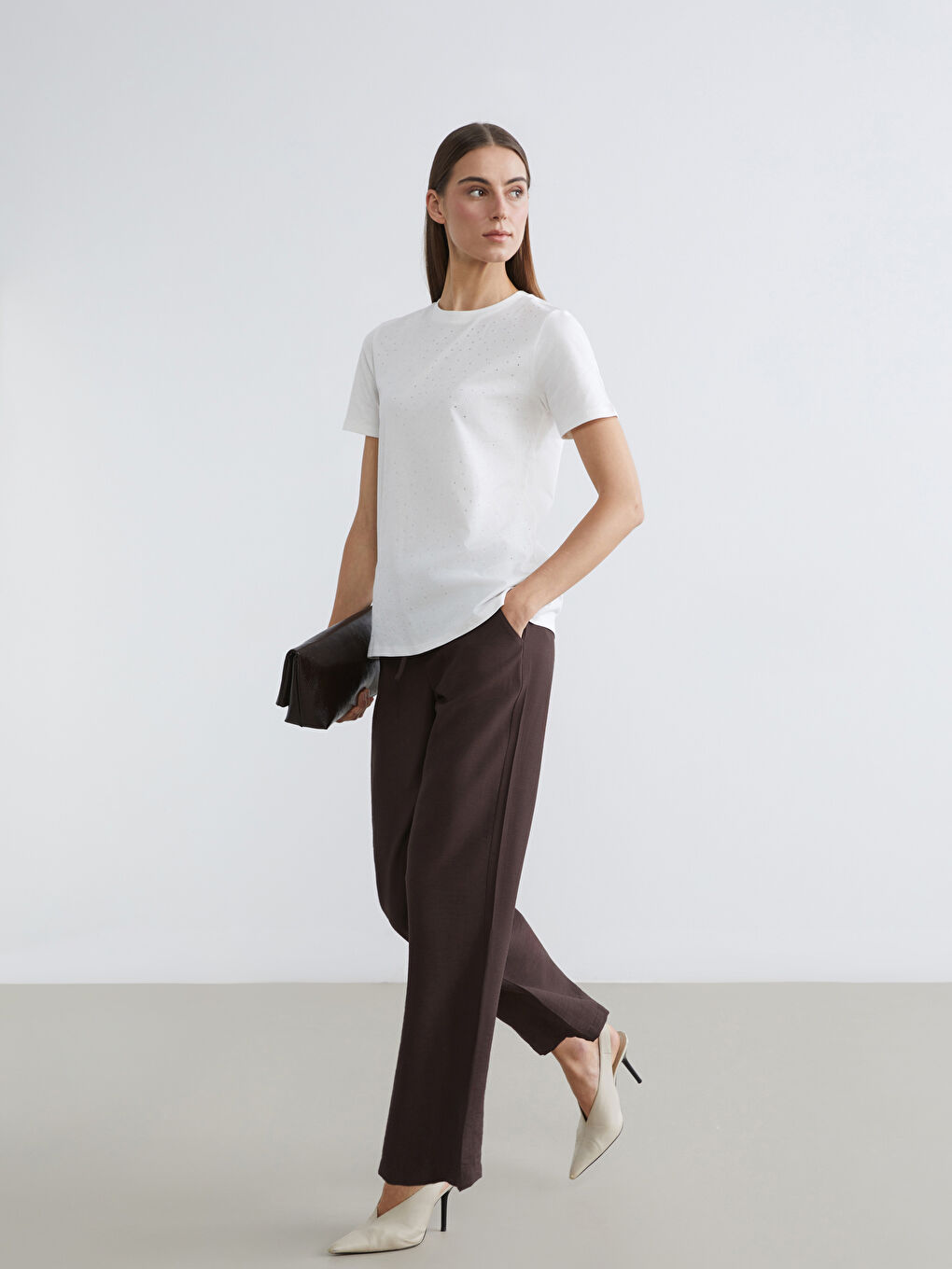 Bezvremenska elegancija susreće svakodnevnu udobnost u našim pantalonama širokih nogavica sa elastičnim pojasom.