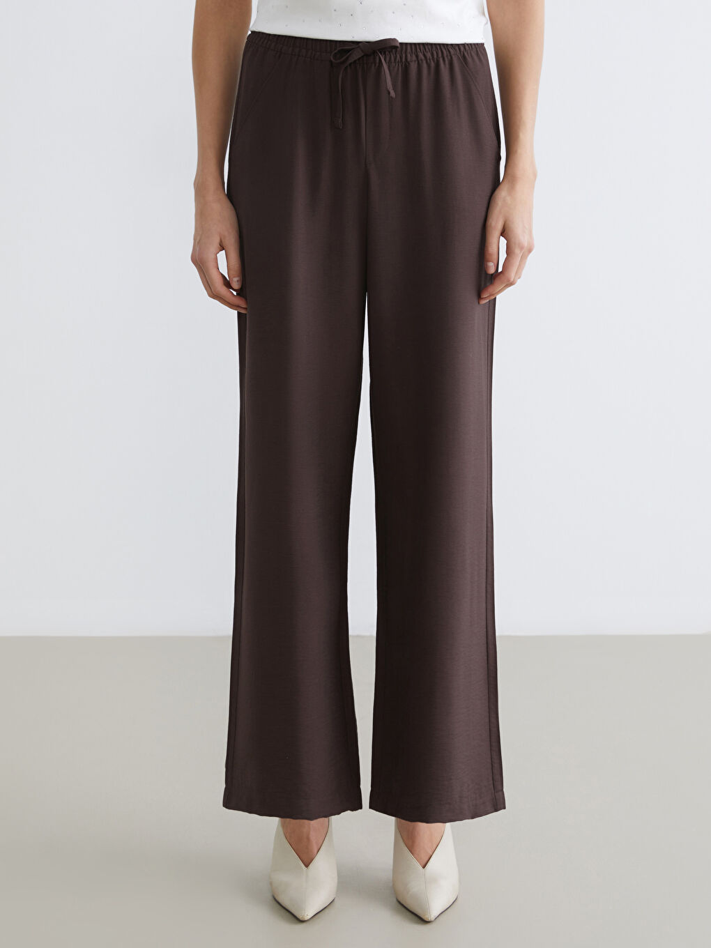 Bezvremenska elegancija susreće svakodnevnu udobnost u našim pantalonama širokih nogavica sa elastičnim pojasom.-1