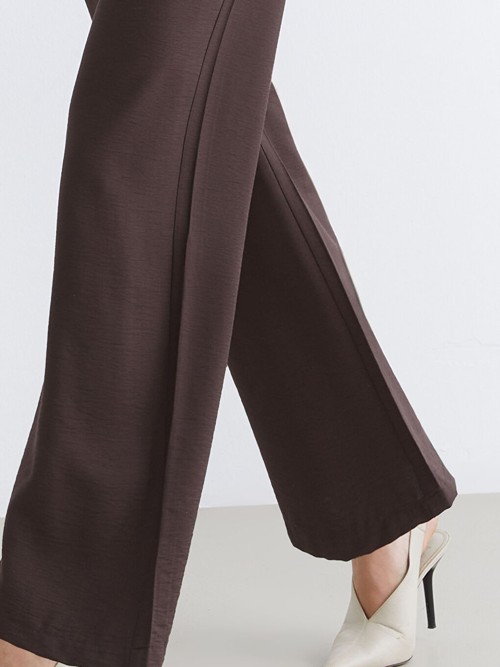 Bezvremenska elegancija susreće svakodnevnu udobnost u našim pantalonama širokih nogavica sa elastičnim pojasom.-3