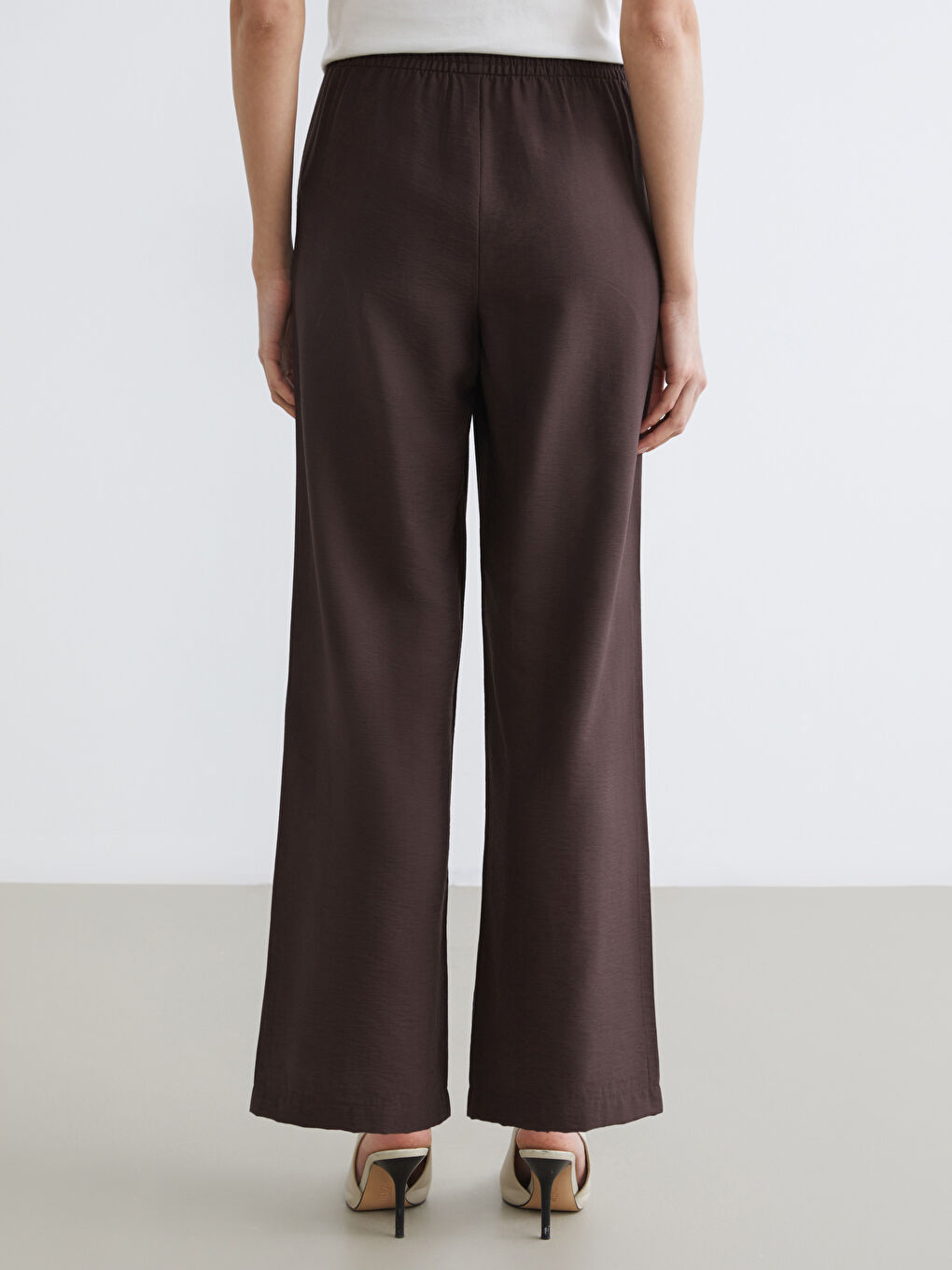 Bezvremenska elegancija susreće svakodnevnu udobnost u našim pantalonama širokih nogavica sa elastičnim pojasom.-4