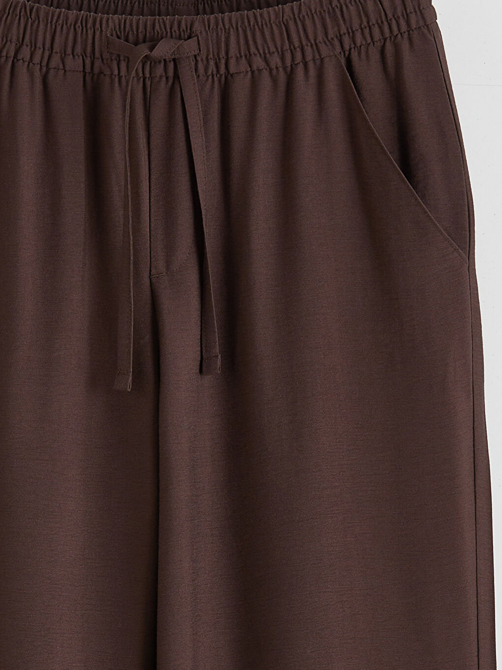 Bezvremenska elegancija susreće svakodnevnu udobnost u našim pantalonama širokih nogavica sa elastičnim pojasom.-6