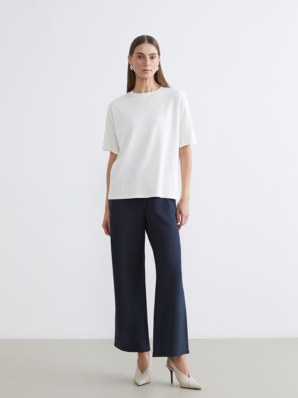 серпімді белдікті кең балақты шалбарымызда күнделікті жайлылық пен оңай талғампаздық үйлеседі