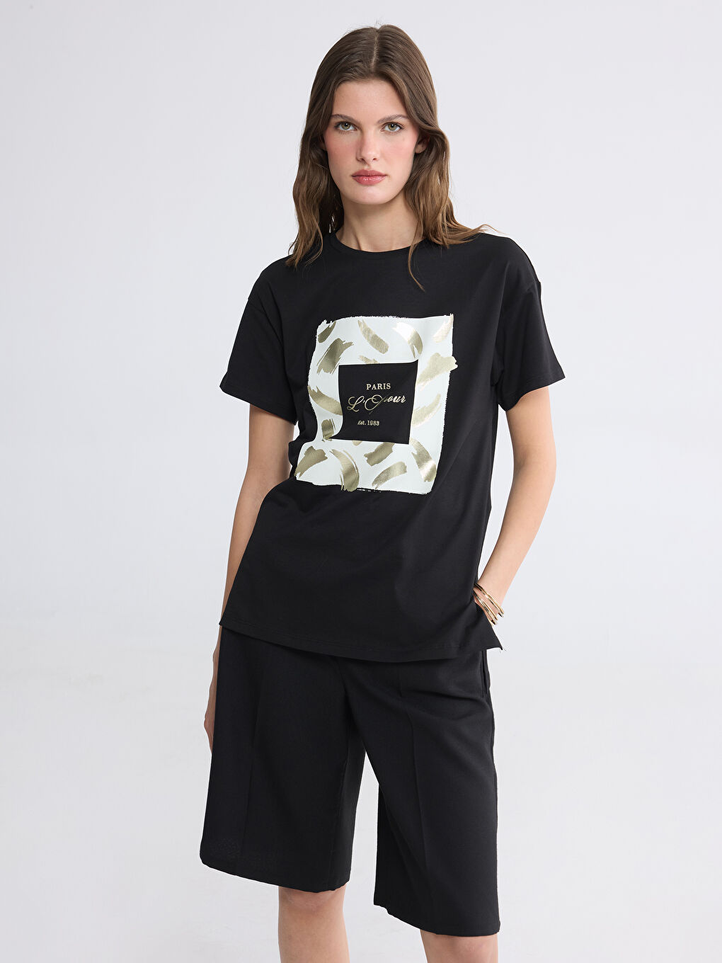 Siyah Bisiklet Yaka Paris Baskılı Kadın Tişört