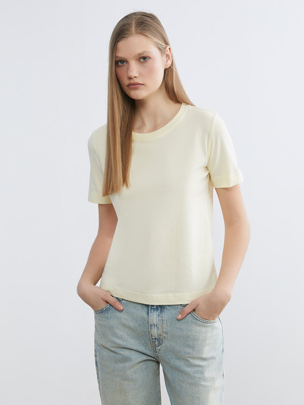 Женская футболка с круглым вырезом
