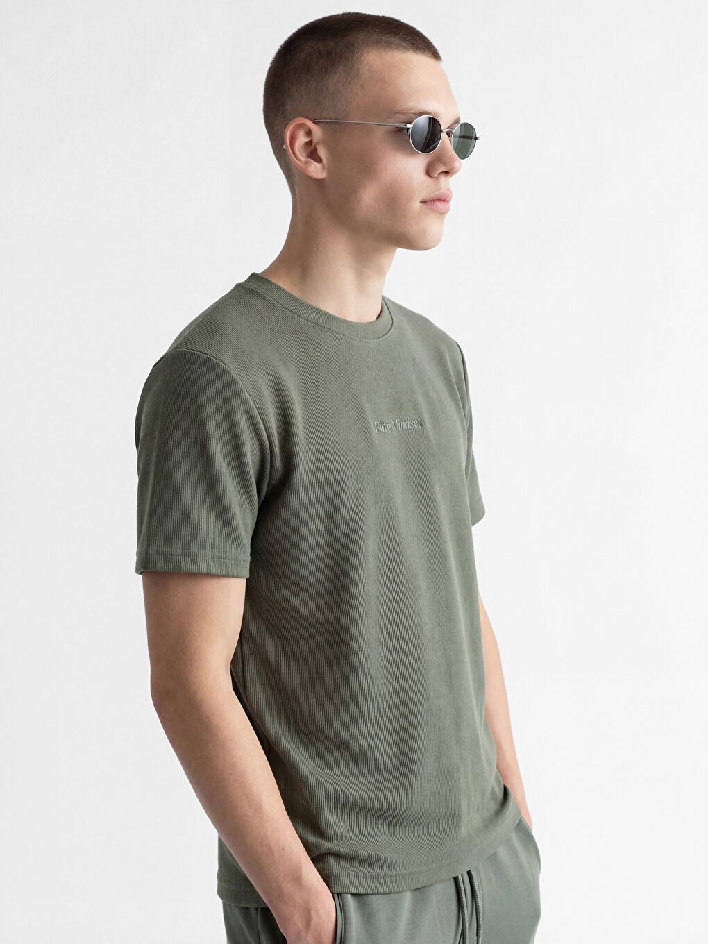 تيشيرت رقبة دائرية مطرز للرجال