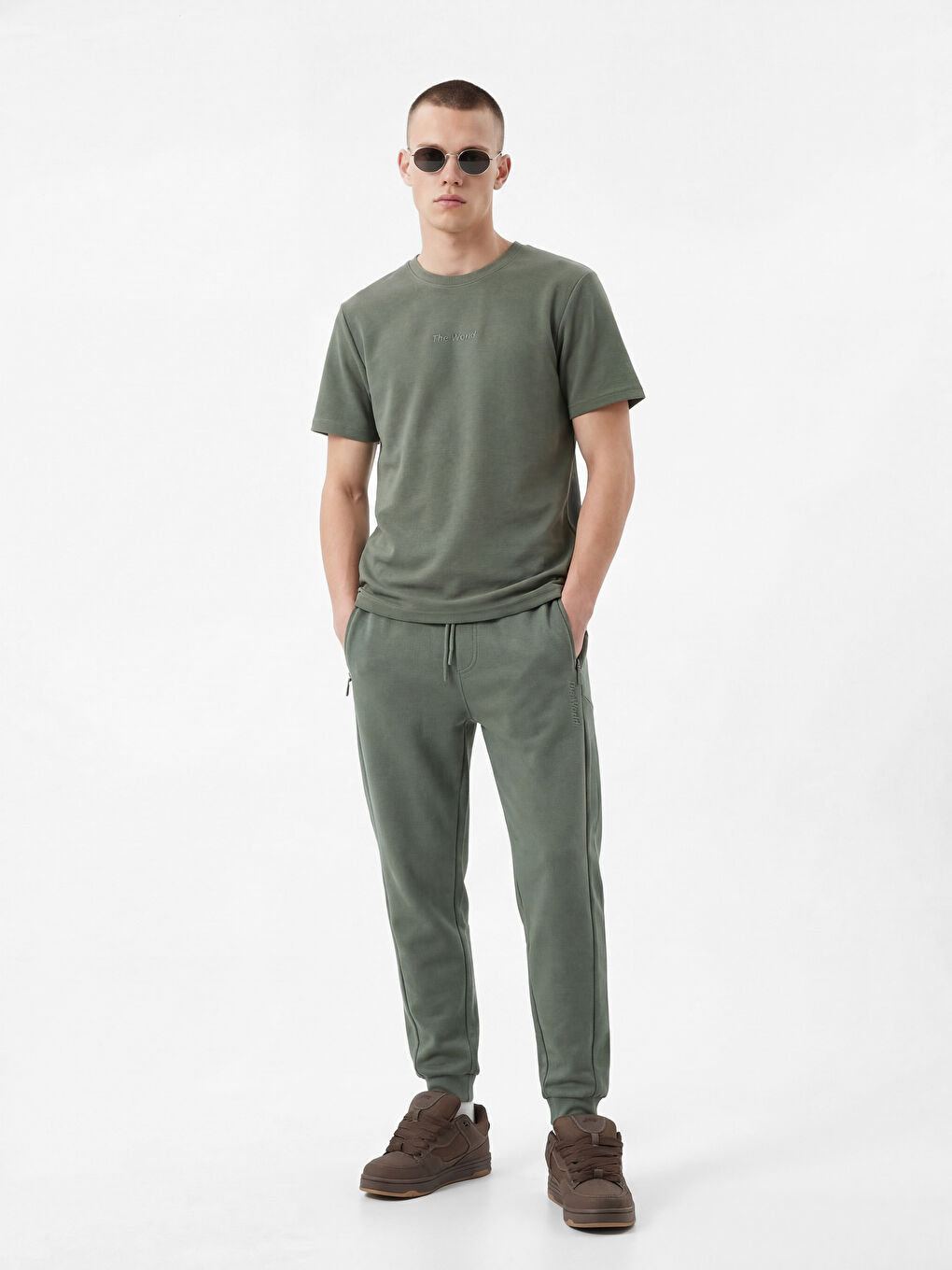 تيشيرت رقبة دائرية مطرز للرجال-1