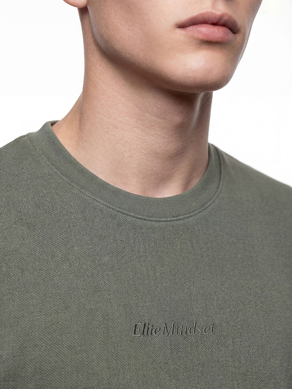 تيشيرت رقبة دائرية مطرز للرجال-2