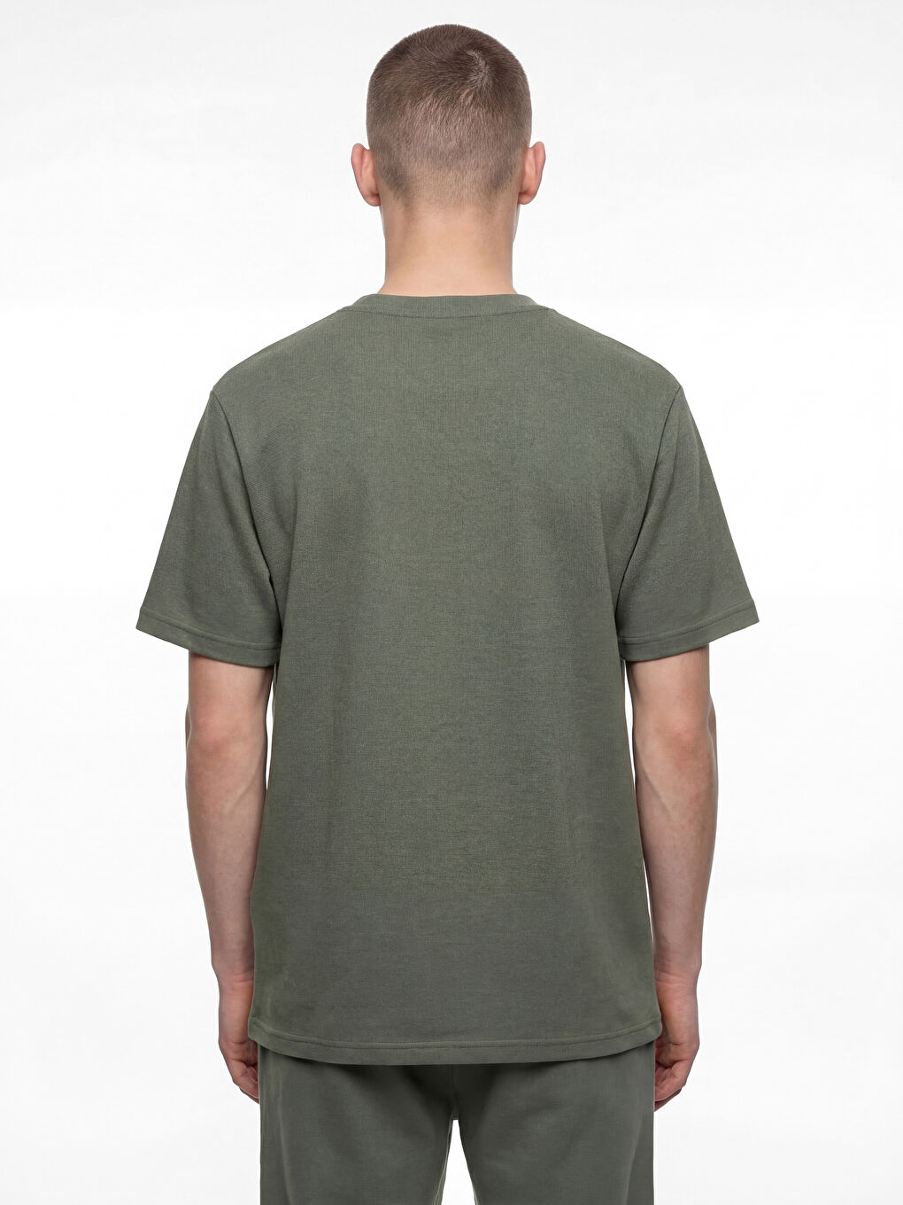 تيشيرت رقبة دائرية مطرز للرجال-3