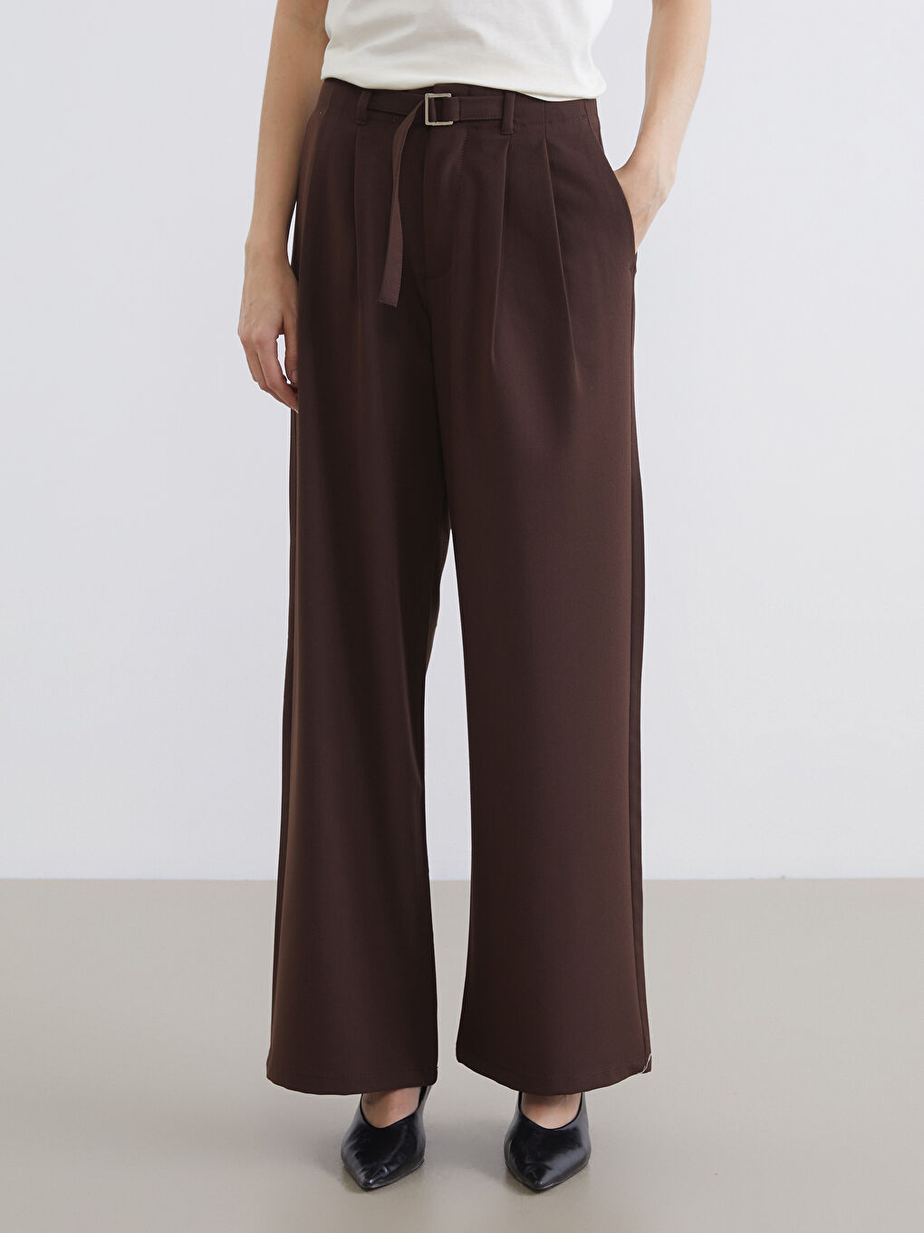 Wide-leg women's trousers with a belted waist.-1