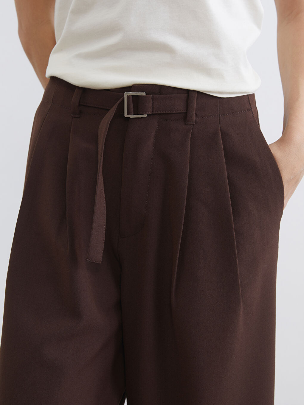 Wide-leg women's trousers with a belted waist.-2
