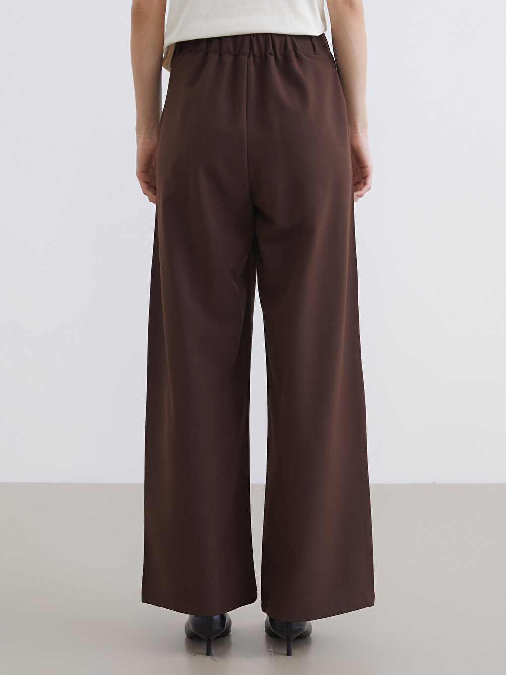 Wide-leg women's trousers with a belted waist.-3
