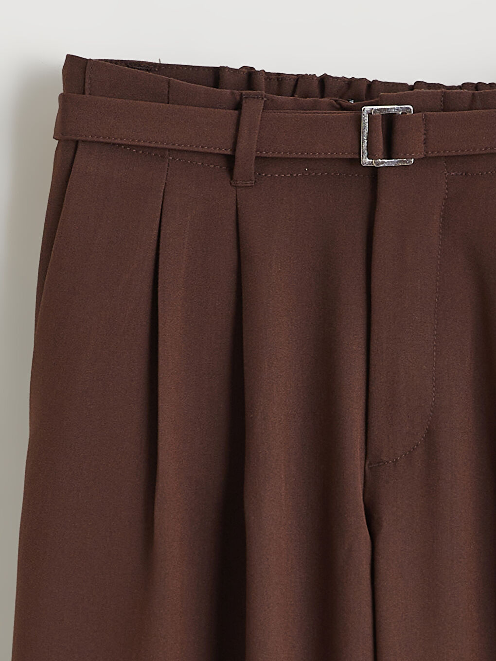 Wide-leg women's trousers with a belted waist.-5