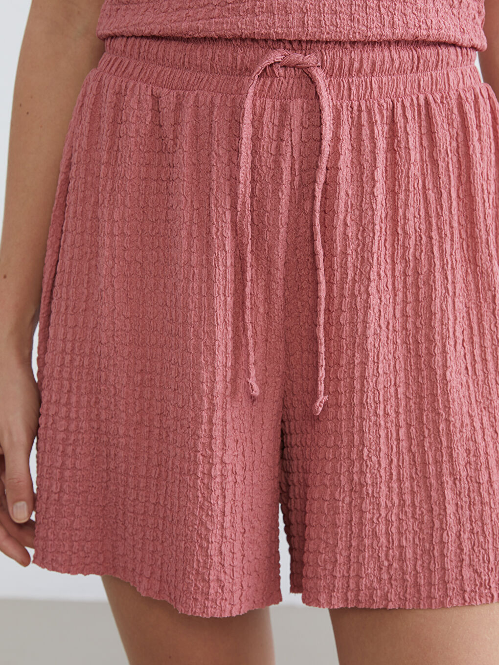 Pembe Beli Lastikli Dokulu Kadın Şort-2