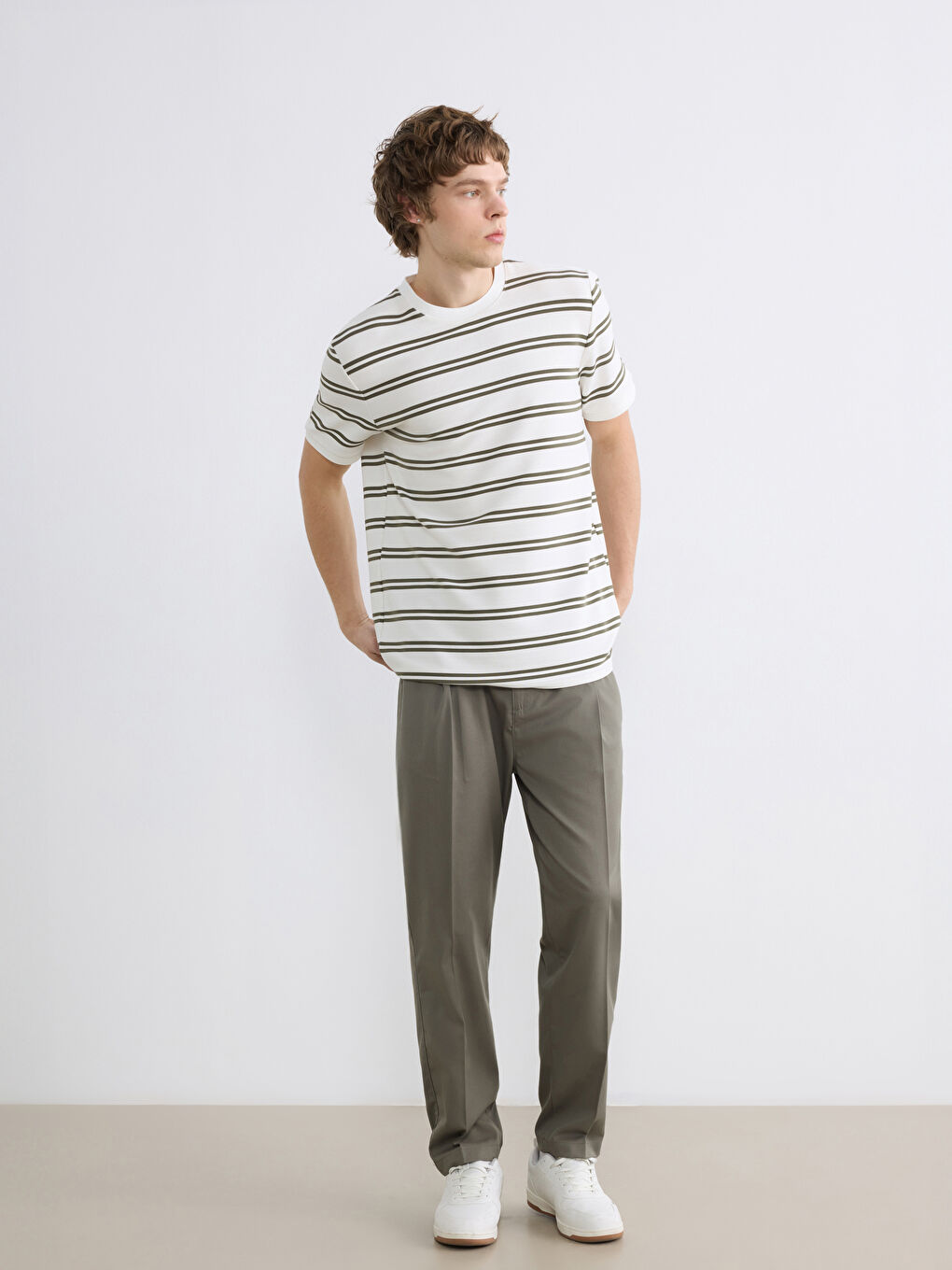 Haki Bisiklet Yaka Çizgili Erkek Tişört-1