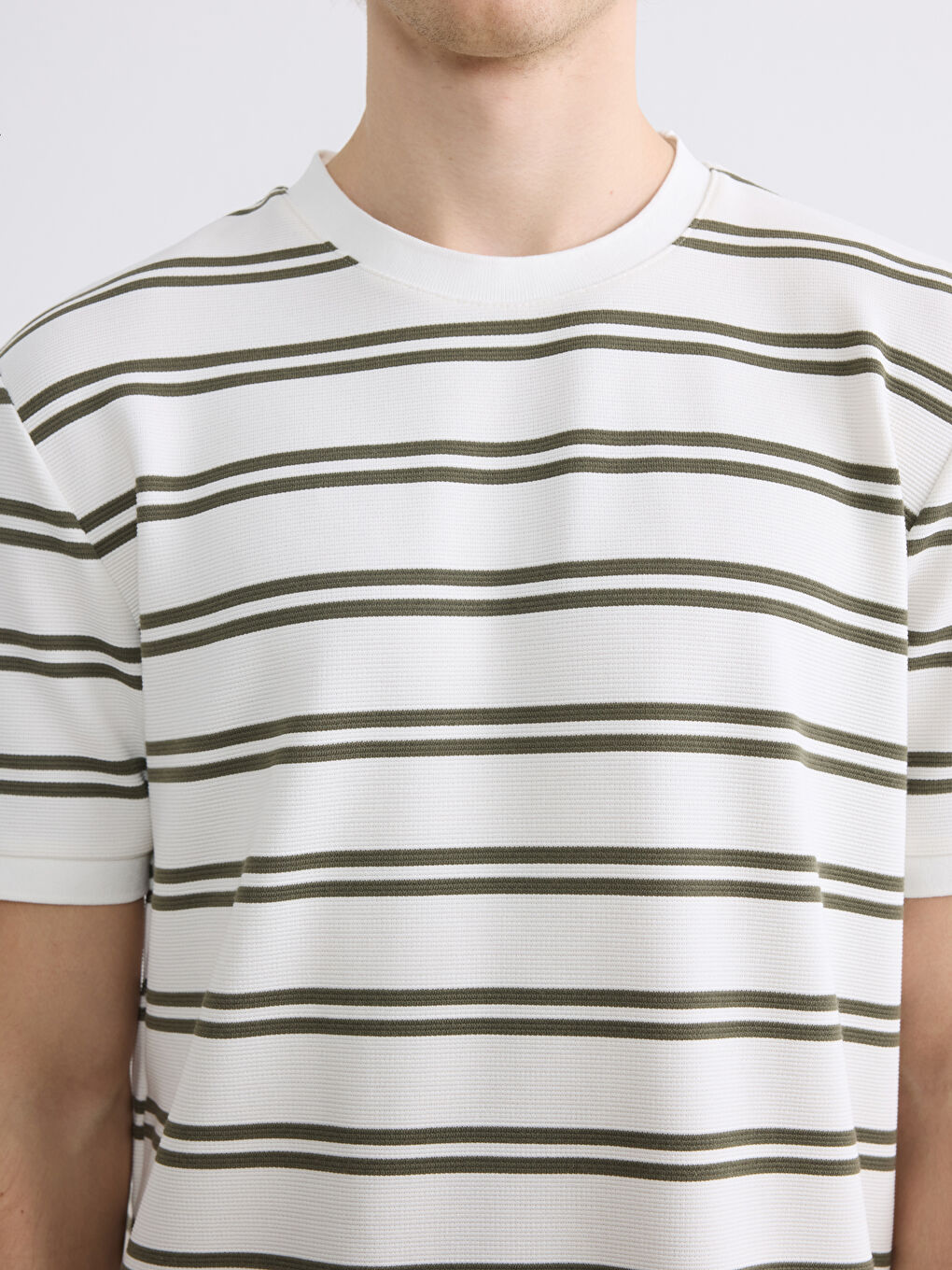 Haki Bisiklet Yaka Çizgili Erkek Tişört-2