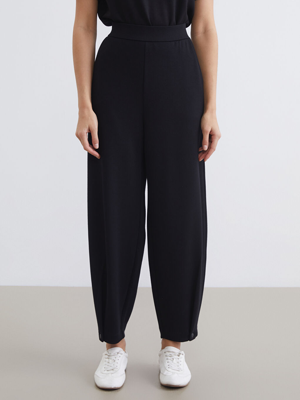 بنطال رياضي أسود امرأة-1