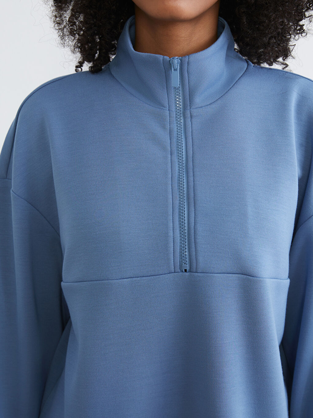 Женский свитшот с воротником-стойкой и молнией-3