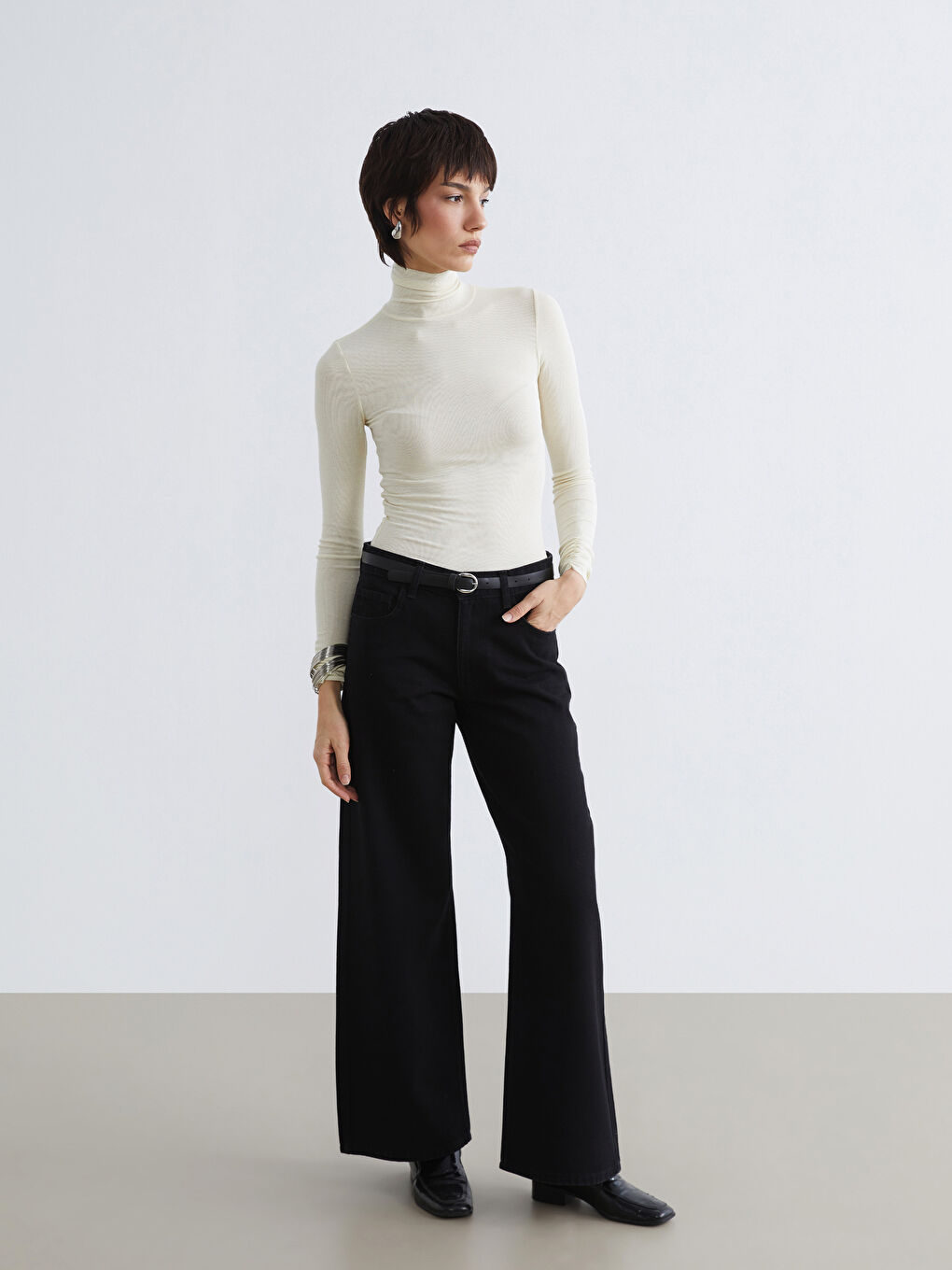 Siyah Beli Kemerli Wideleg Kadın Jean Pantolon