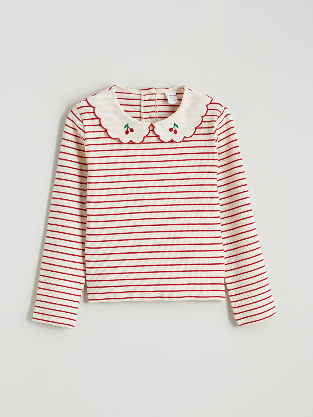 გოგონა წითელი მაისურები და ზედები