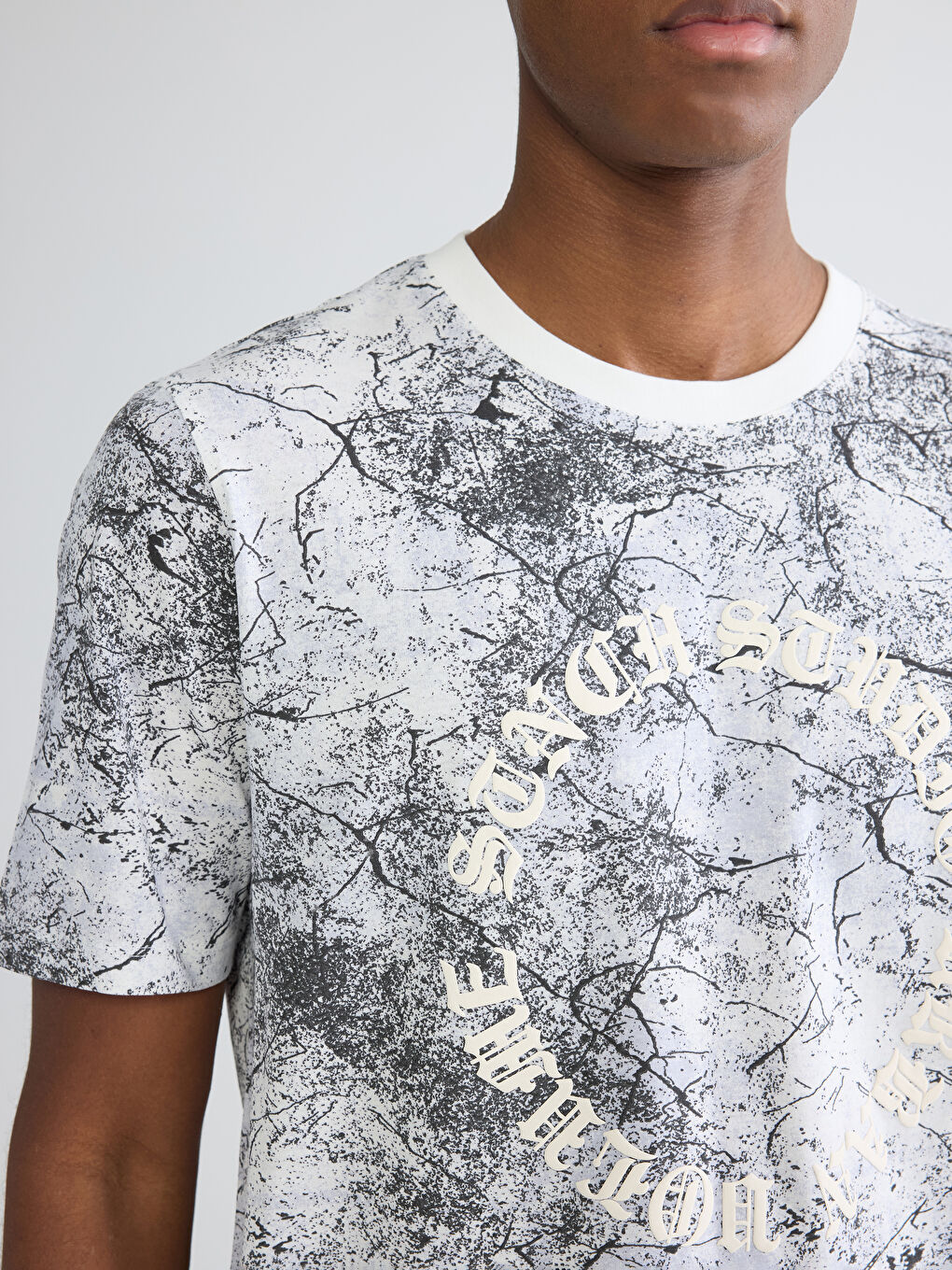 Ekru Bisiklet Yaka Desenli Erkek Tişört-2