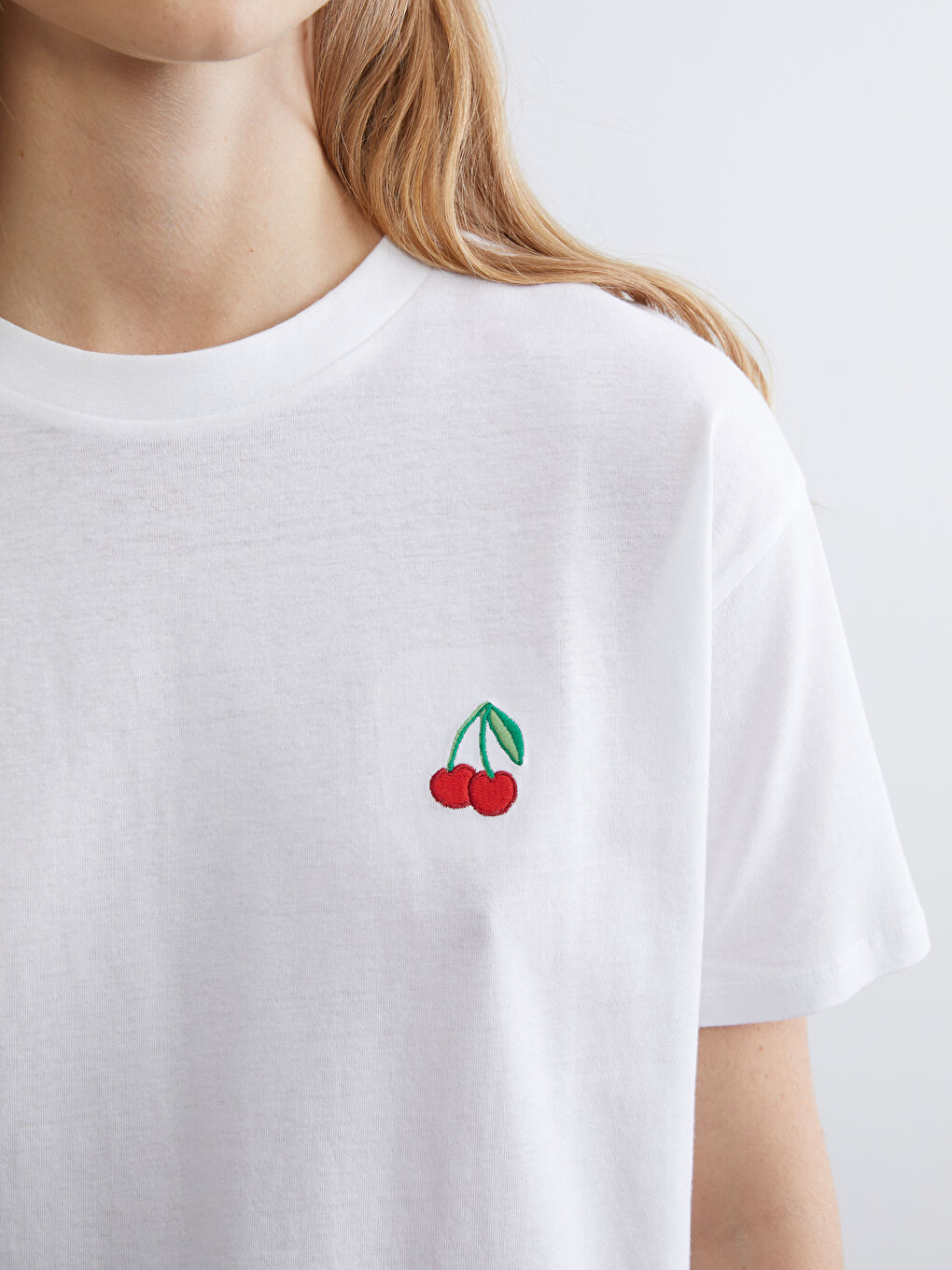 Cherry-embroidered crew neck tee.-2