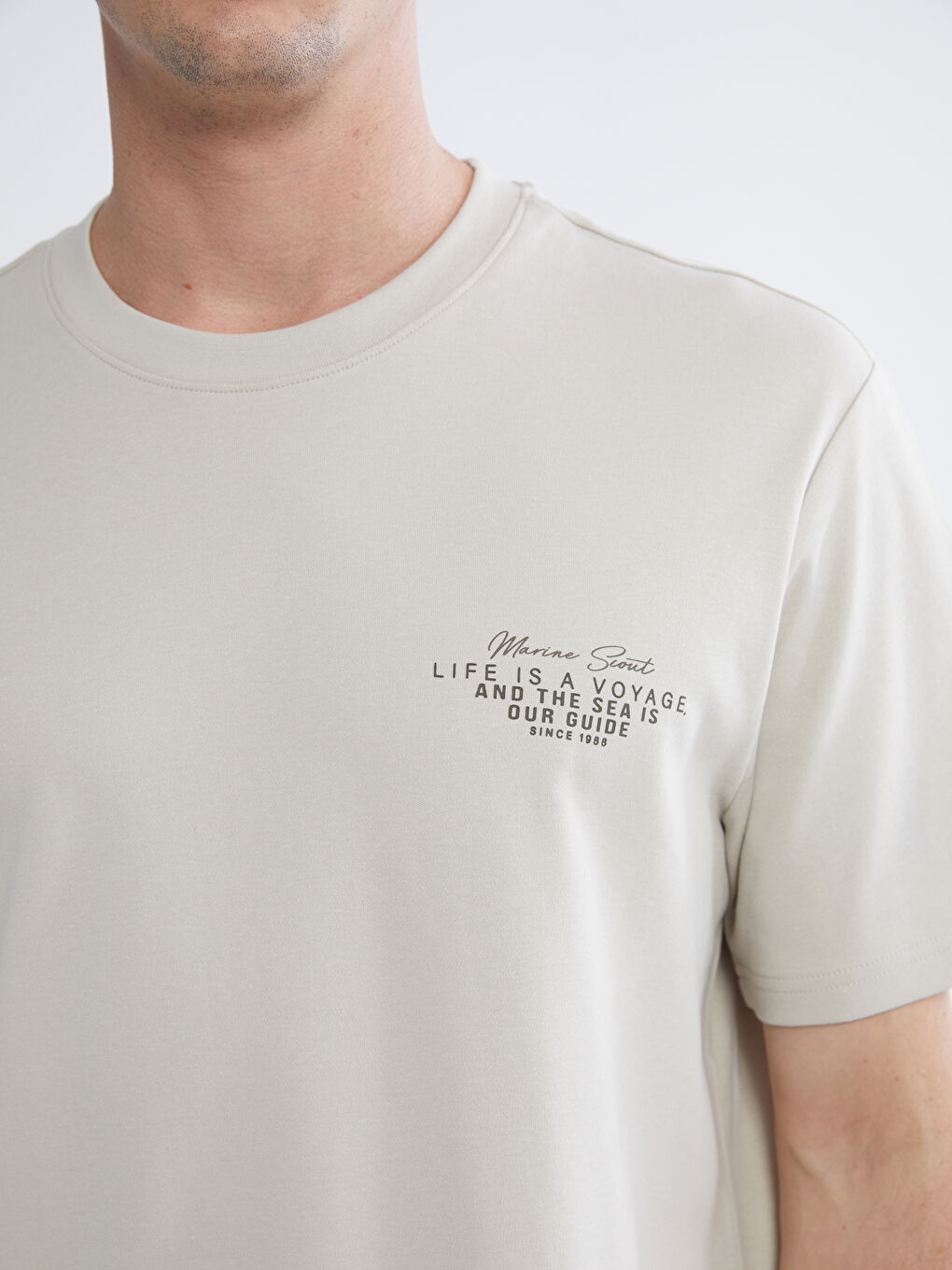 Мъжка тениска от интерлок с кръгло деколте и щампа-2