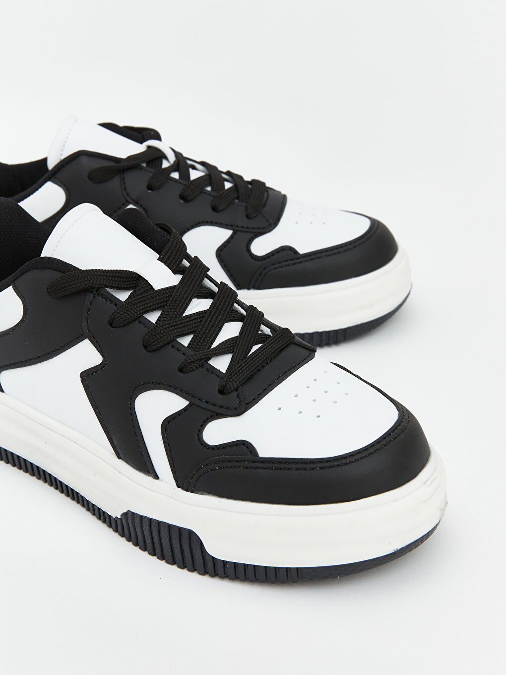 Siyah Deri Görünümlü Kız Çocuk Spor Ayakkabı-2