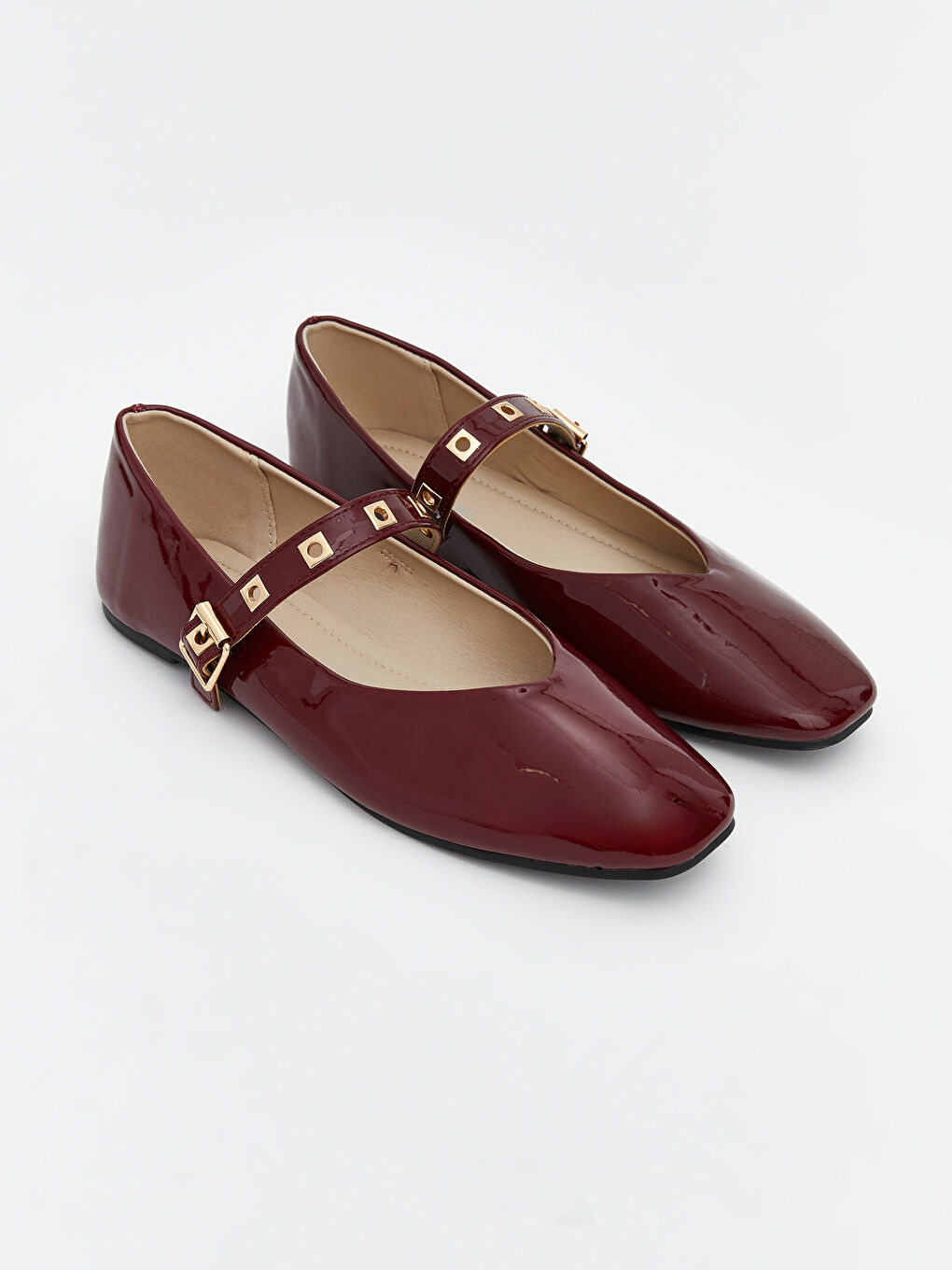 پێڵاوی بالێ ره‌نگ شه‌رابی ژن