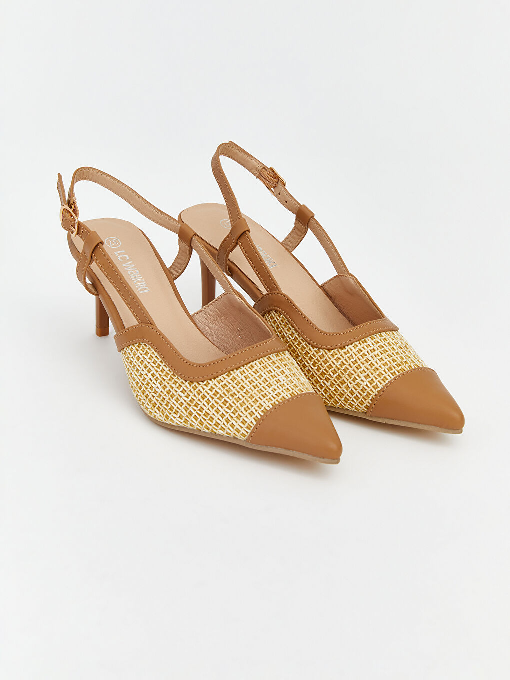 پێڵاوی پاژنە بەرزی نووکەپێی تیژ بۆ ژنان