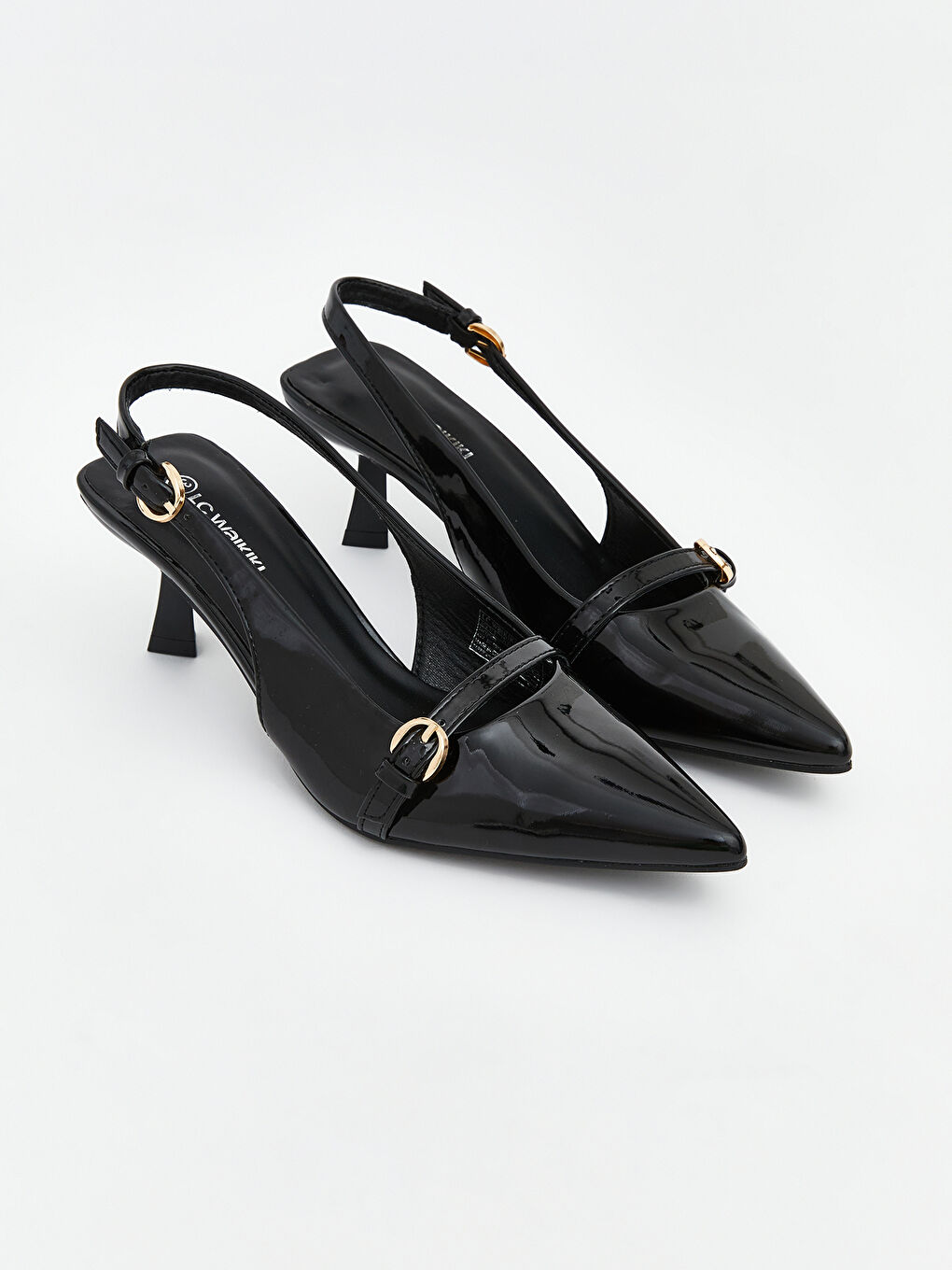 Туфли на высоком каблуке с острым носком для женщин.