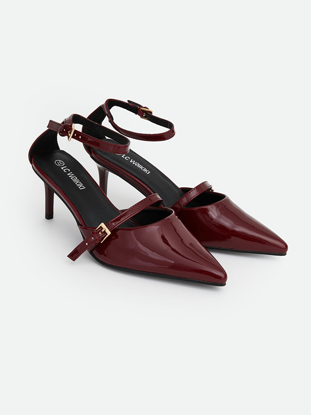 پێڵاوی پاژنە بەرزی نووکەپێی تیژ بۆ ژنان