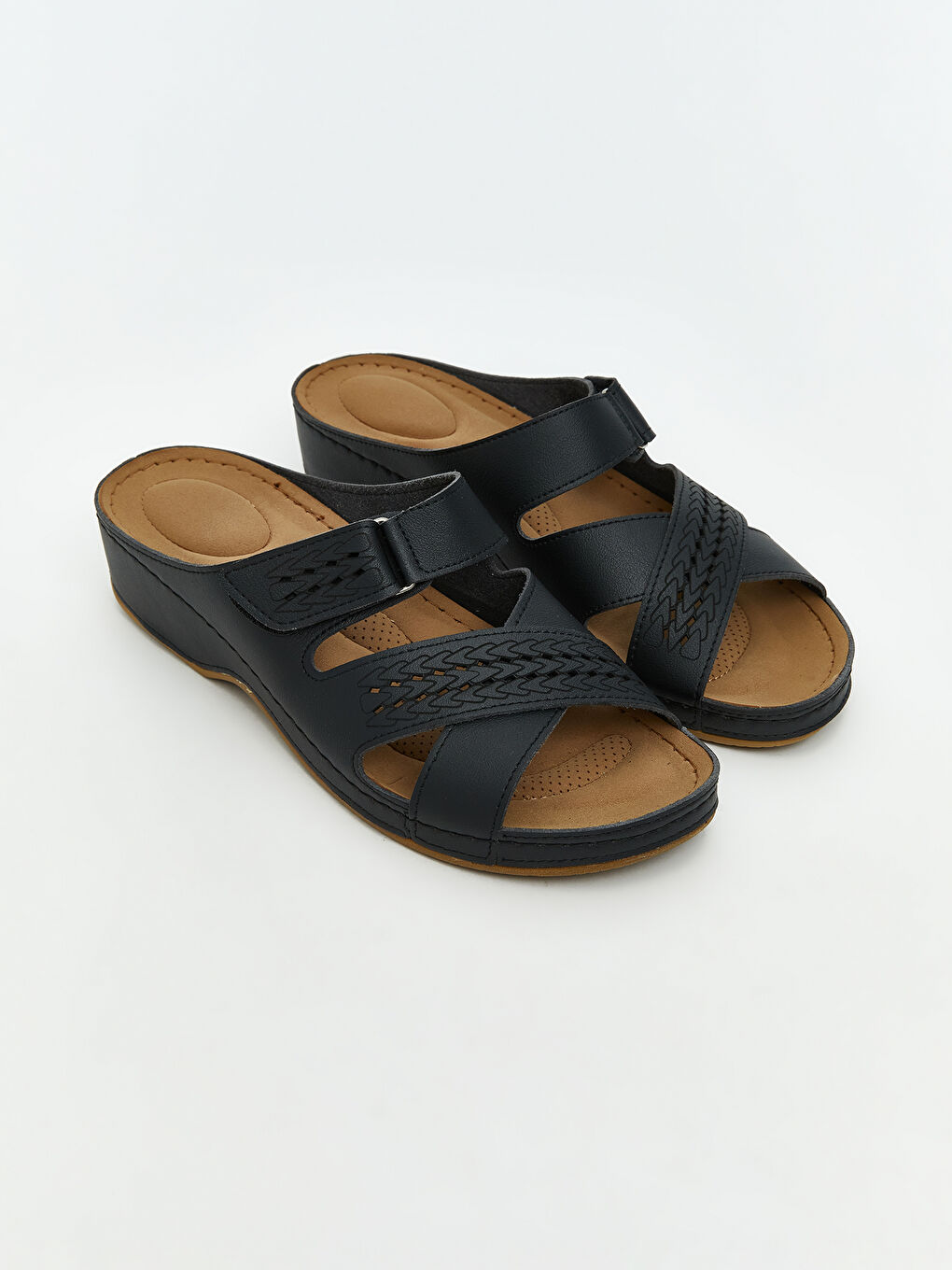 Siyah Deri Görünümlü Kadın Terlik