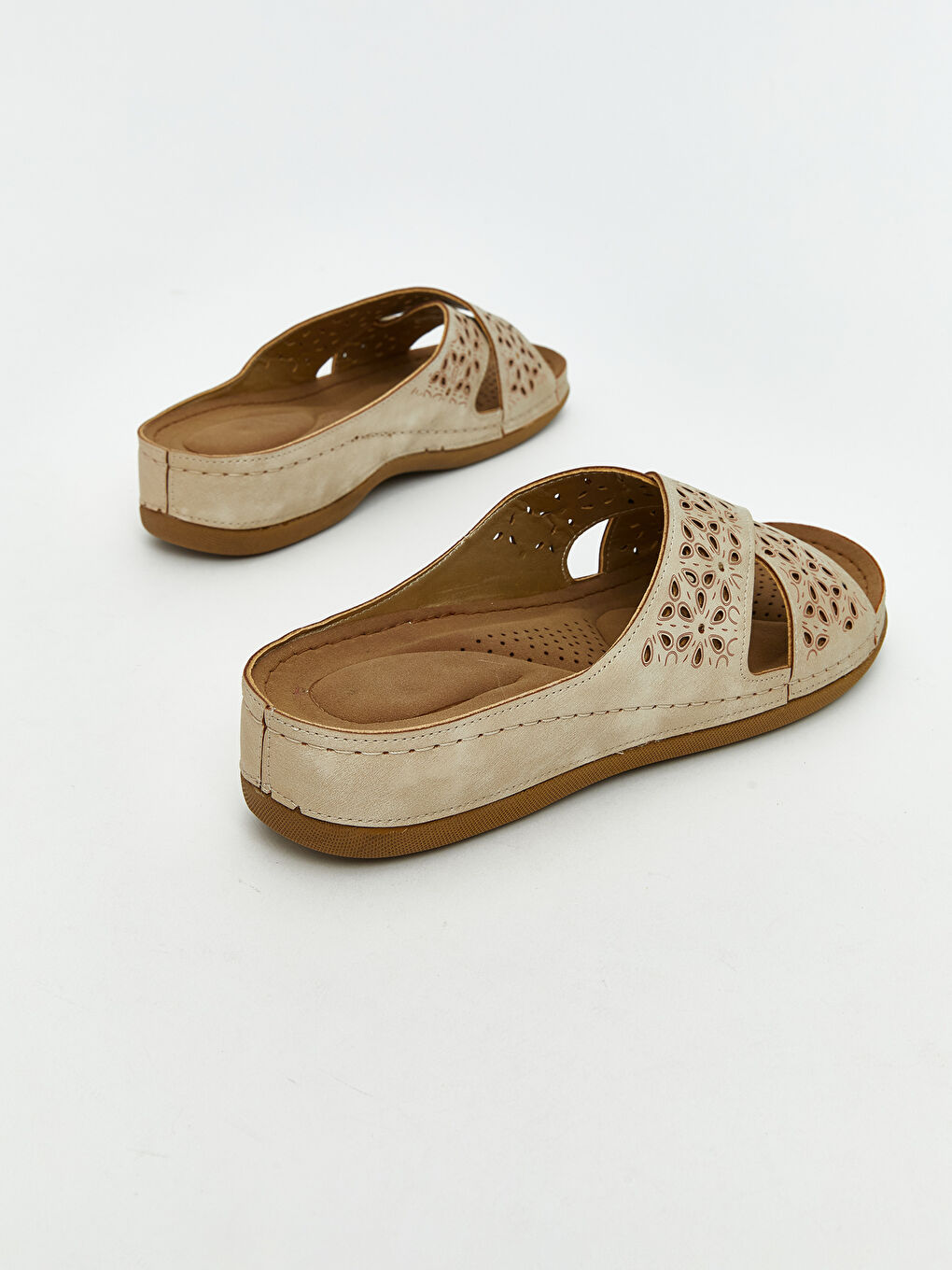 Ekru Deri Görünümlü Kadın Terlik-1