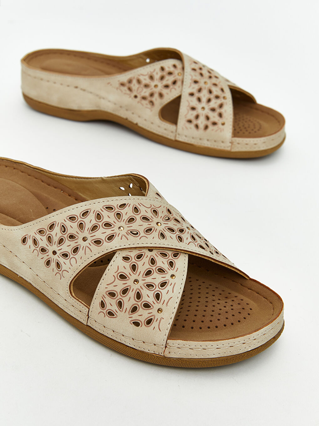 Ekru Deri Görünümlü Kadın Terlik-3