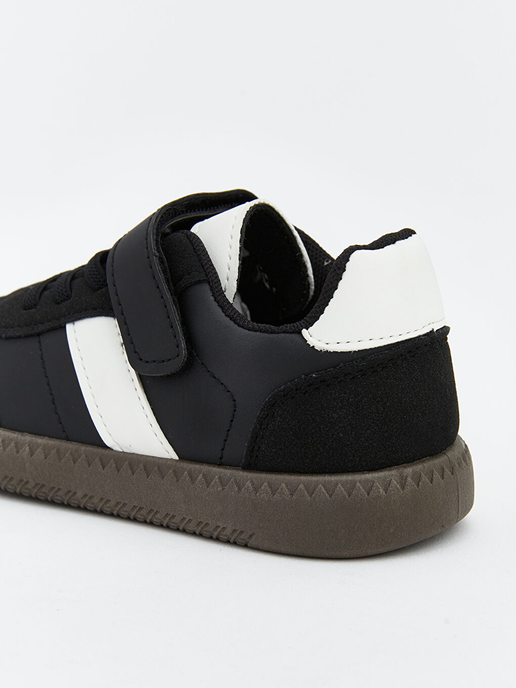 پێڵاوی وەرزشی ڕه‌ش کوڕی ساوا-4