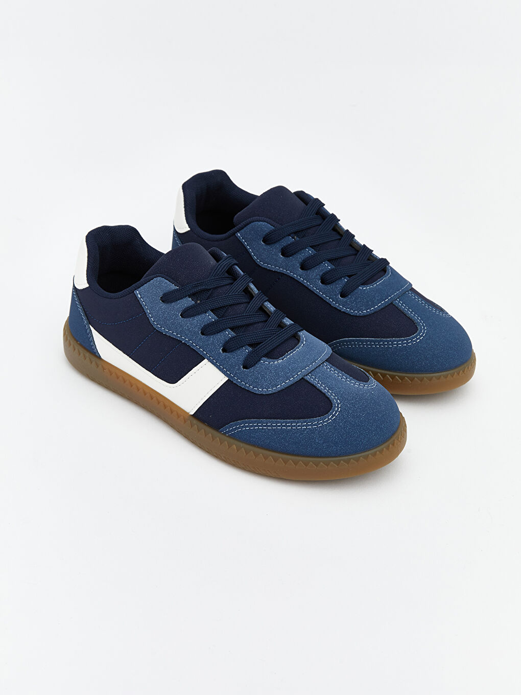 أحذية رياضية بأربطة للأولاد.