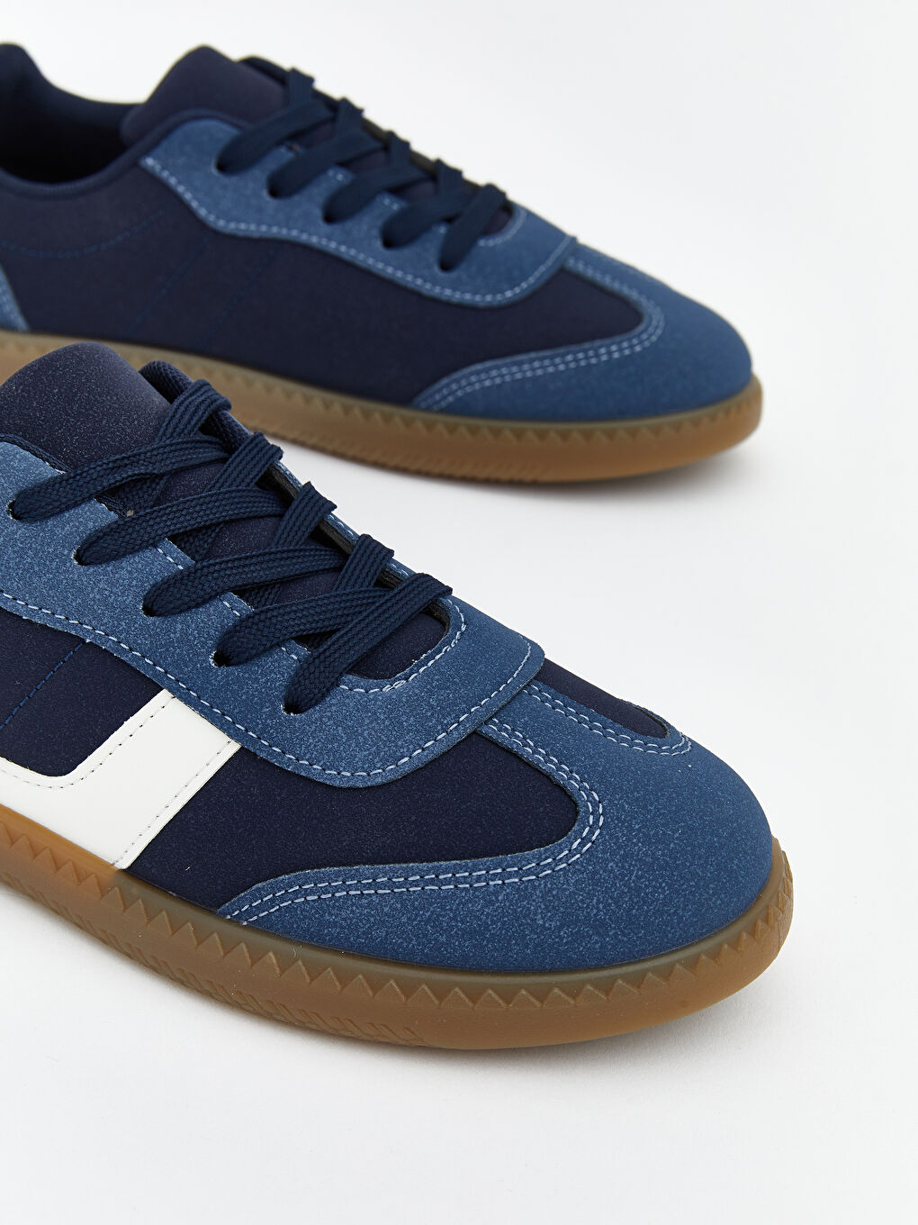 أحذية رياضية بأربطة للأولاد.-2