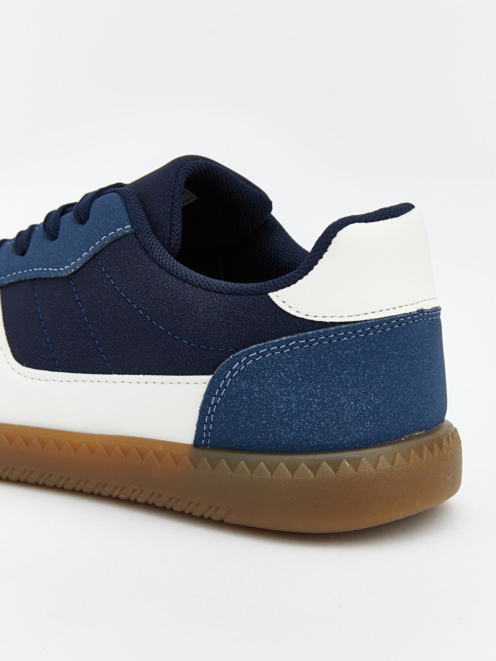 أحذية رياضية بأربطة للأولاد.-4