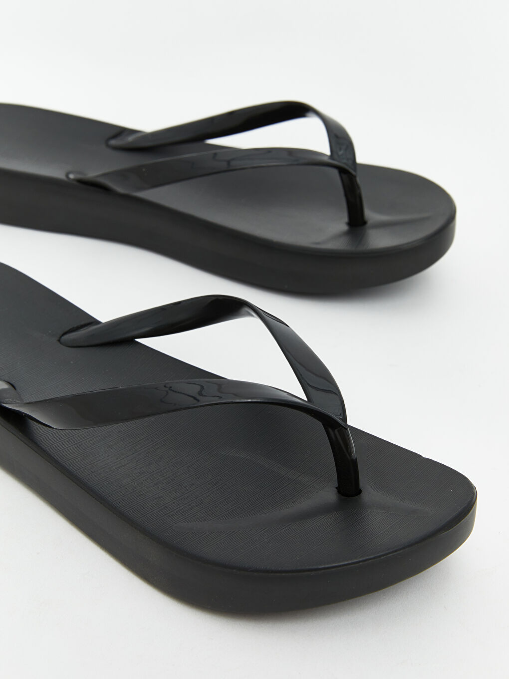 Siyah Parmak Arası Kadın Terlik-1