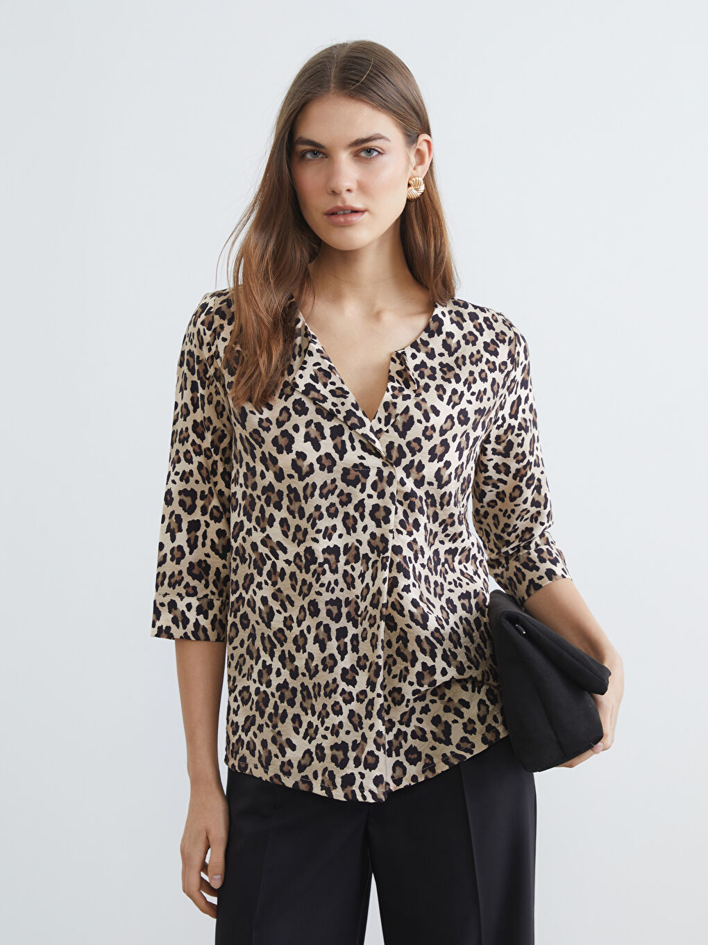 Bluza sa leopard printom i asimetričnim izrezom