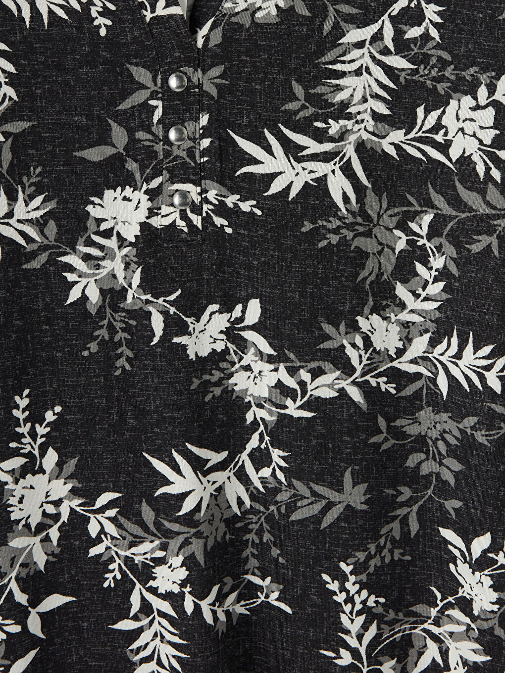 Siyah Kaçık Yaka Çiçekli Bluz-2