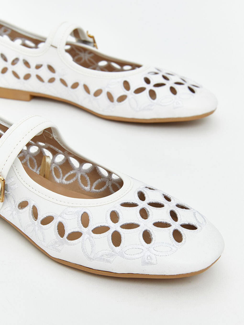 Beyaz Deri Görünümlü Kadın Babet-2