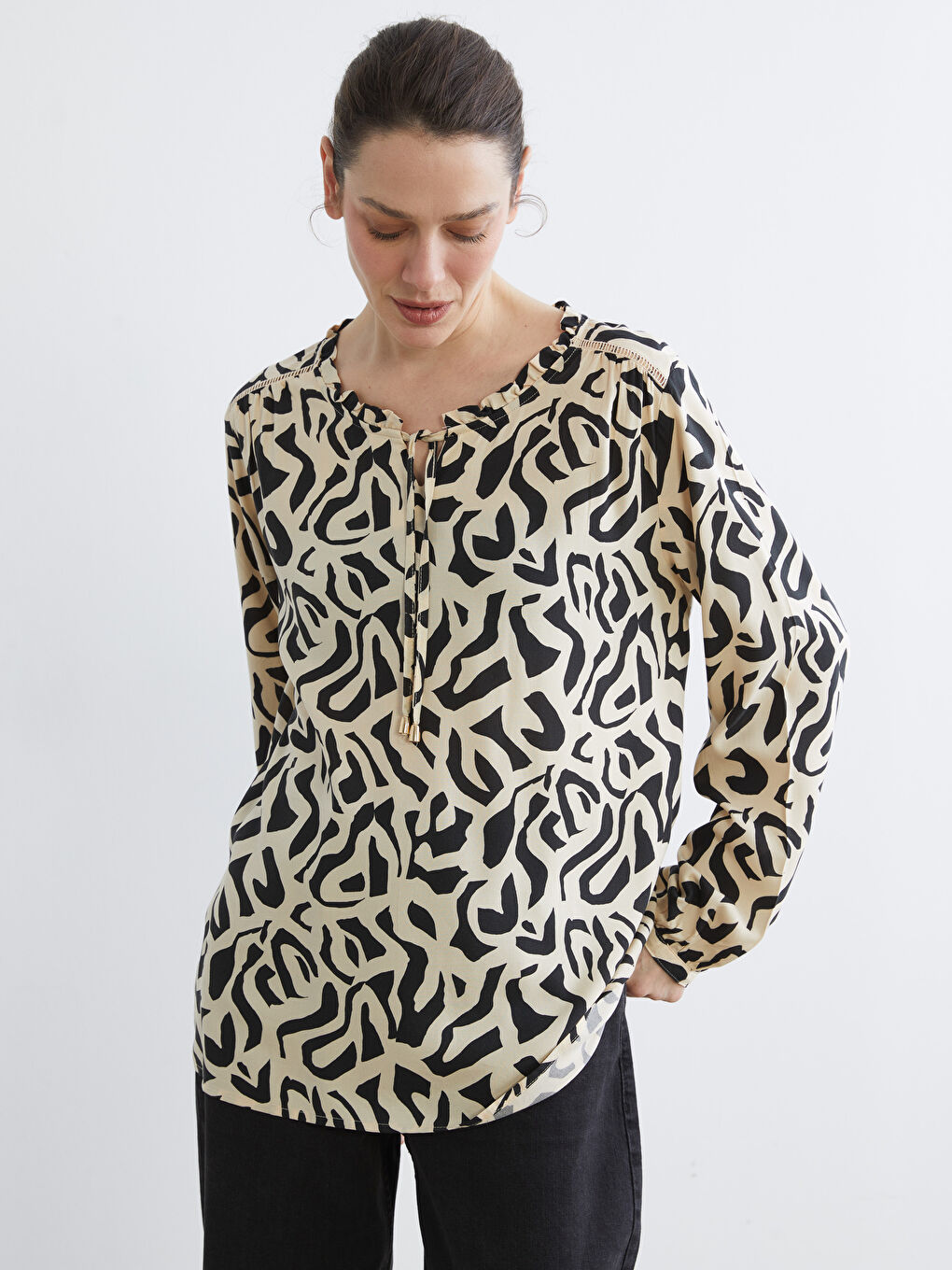 Siyah Bağlamalı Yaka Desenli Bluz