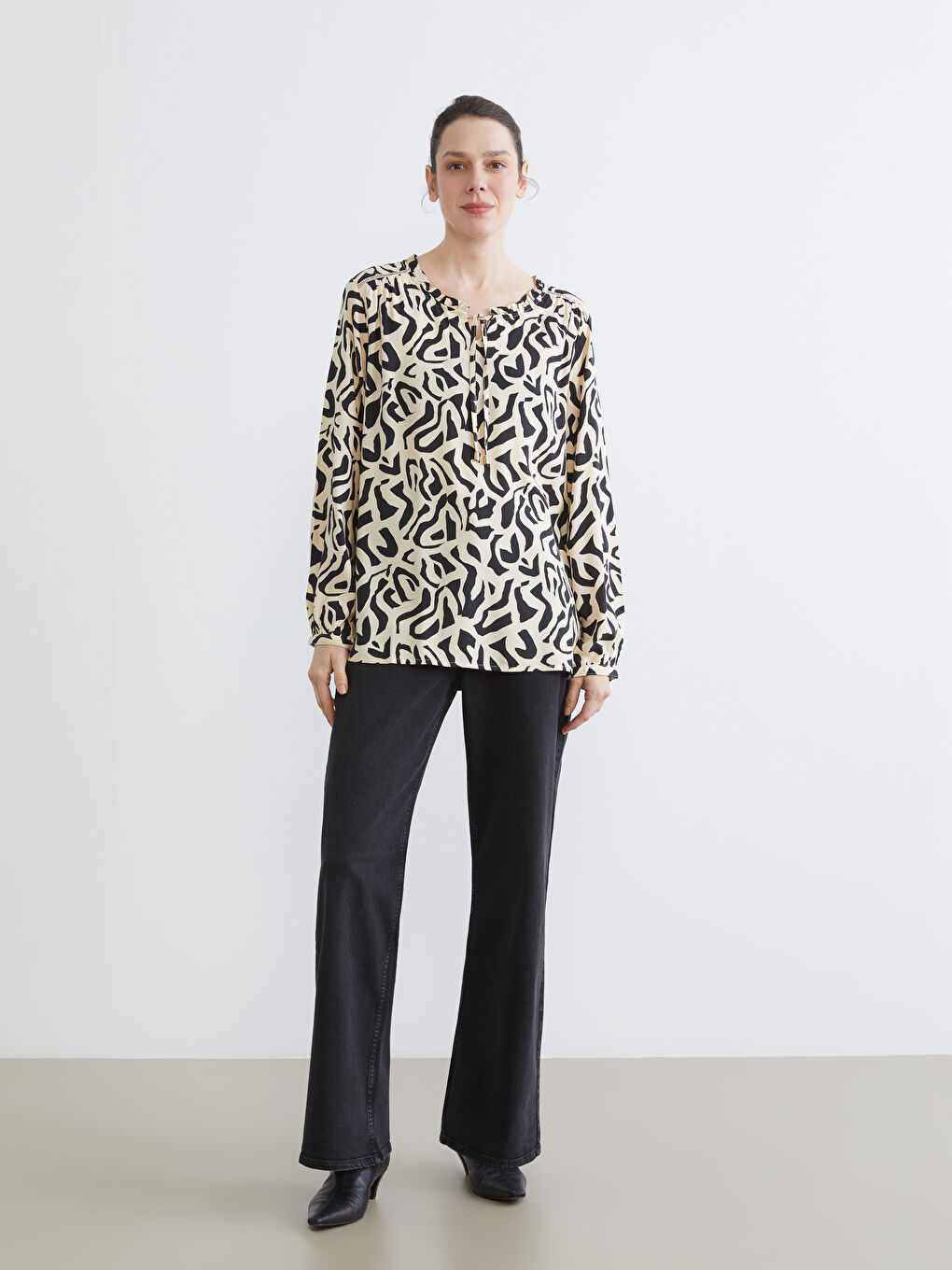 Siyah Bağlamalı Yaka Desenli Bluz-1