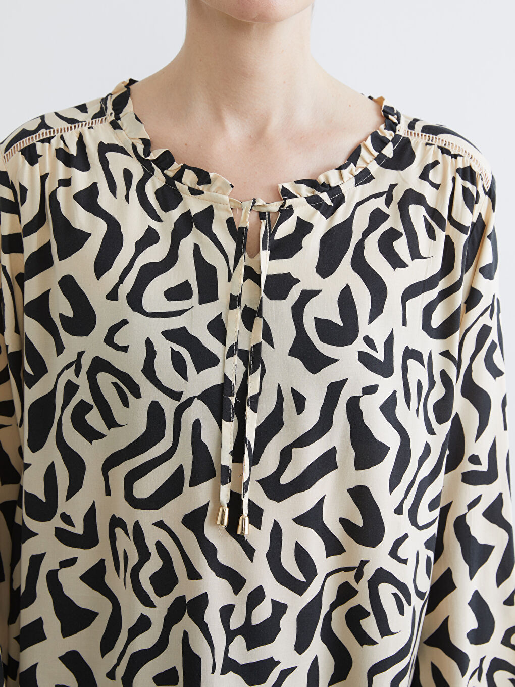 Siyah Bağlamalı Yaka Desenli Bluz-2