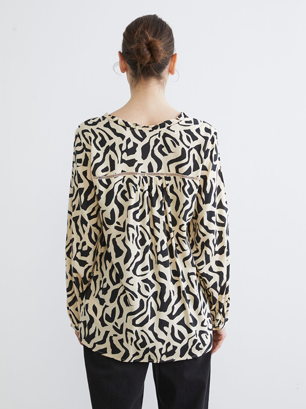 Siyah Bağlamalı Yaka Desenli Bluz-3