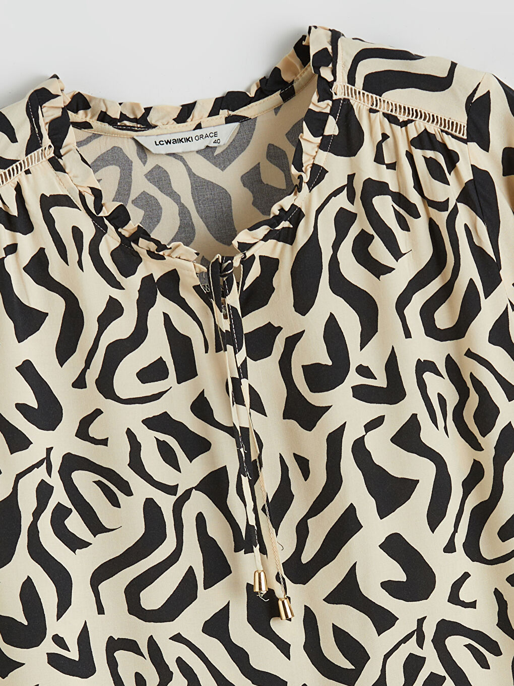 Siyah Bağlamalı Yaka Desenli Bluz-5