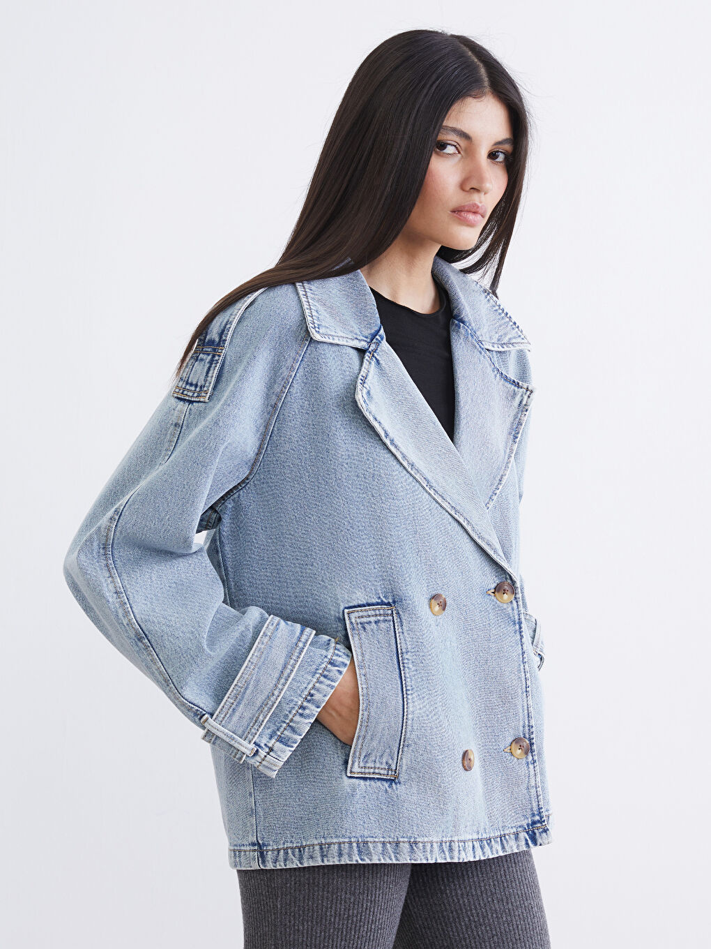 Двубортная женская джинсовая куртка