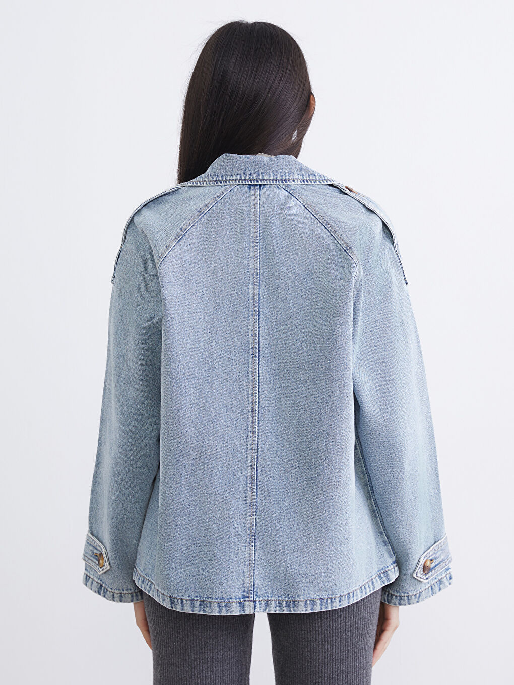 Двубортная женская джинсовая куртка-4