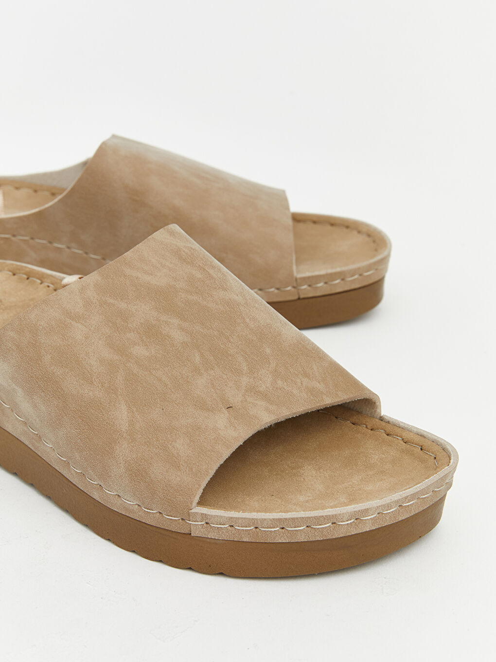 Bej Süet Görünümlü Dolgu Tabanlı Kadın Terlik-2